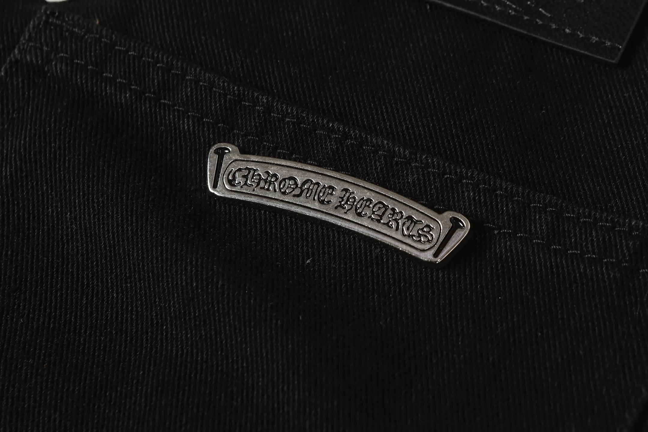 P280   跨境跑量款 追求质量请勿下单 -Chrome Hearts/克罗心十字架✝️贴皮绣洗水牛仔裤长裤休闲裤  -高克重高密度高品质 毛料柔软细腻亲肤 触感软糯丝滑 保暖性亲肤性极佳  -定织定染无色差 无论面料还是做工细节 碾压市面普通版本 -五金拉链辅料均为定制 细节满满  -Colour：洗水黑-Size: 28 30 32 34 36